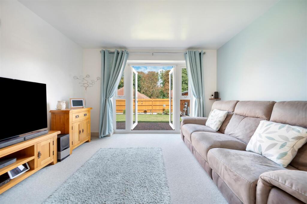 19 Larchwood Close-18.jpg