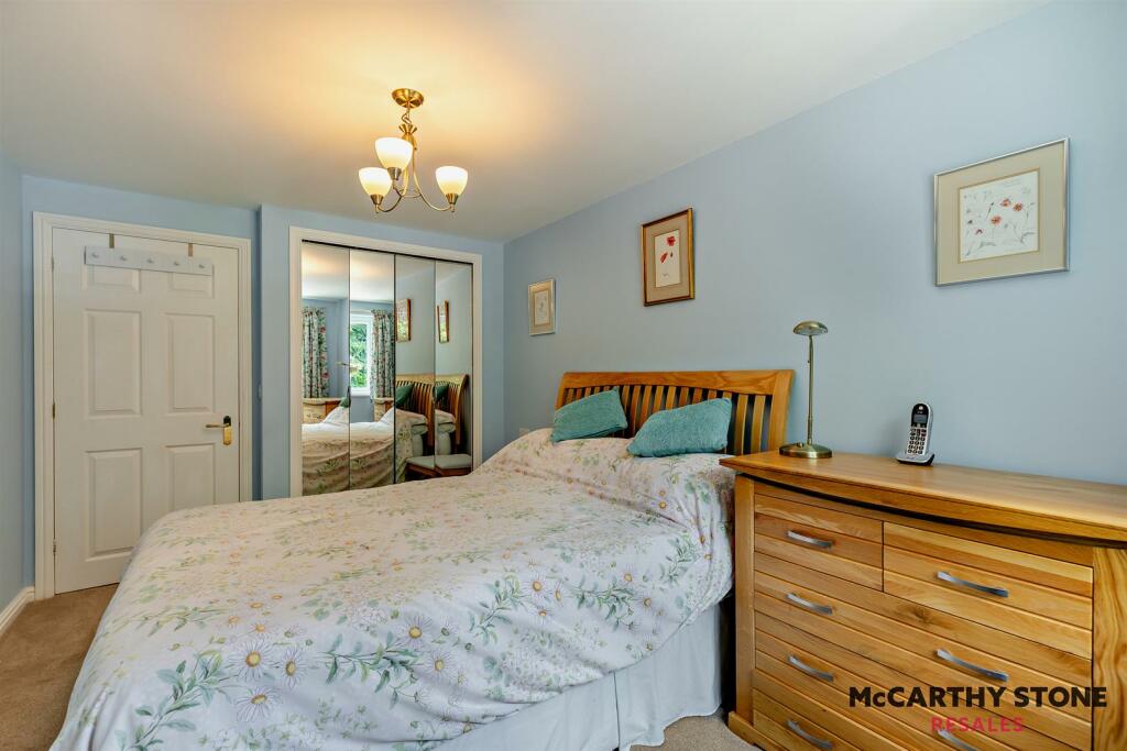 DOUBLE BEDROOM: