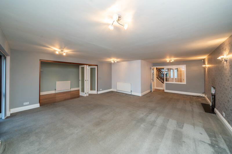 LARGE L SHAPED LOUNGE/DINING ROOM