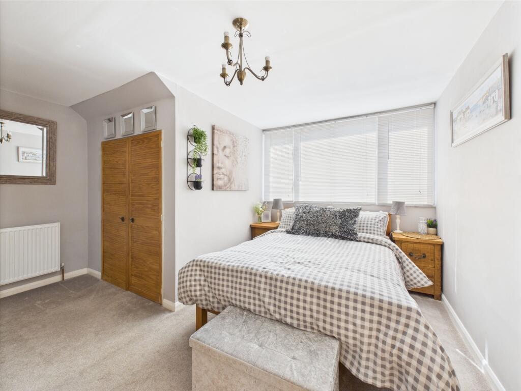 16. CAM04922G0-PR0020-STILL013