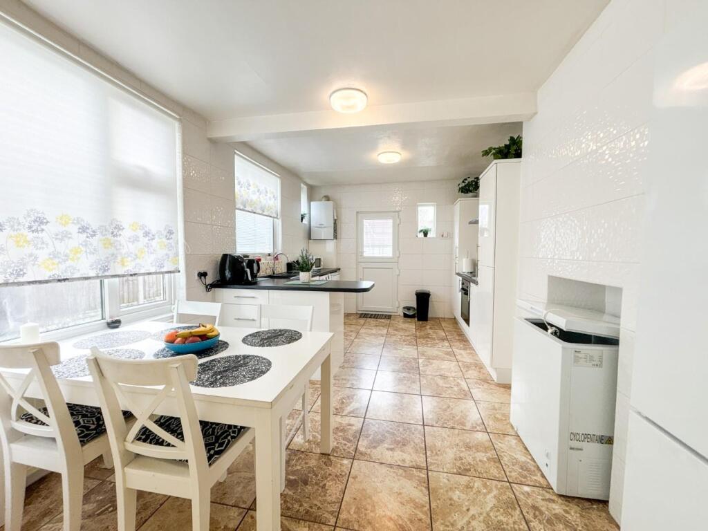 Kitchen/ Dining Room