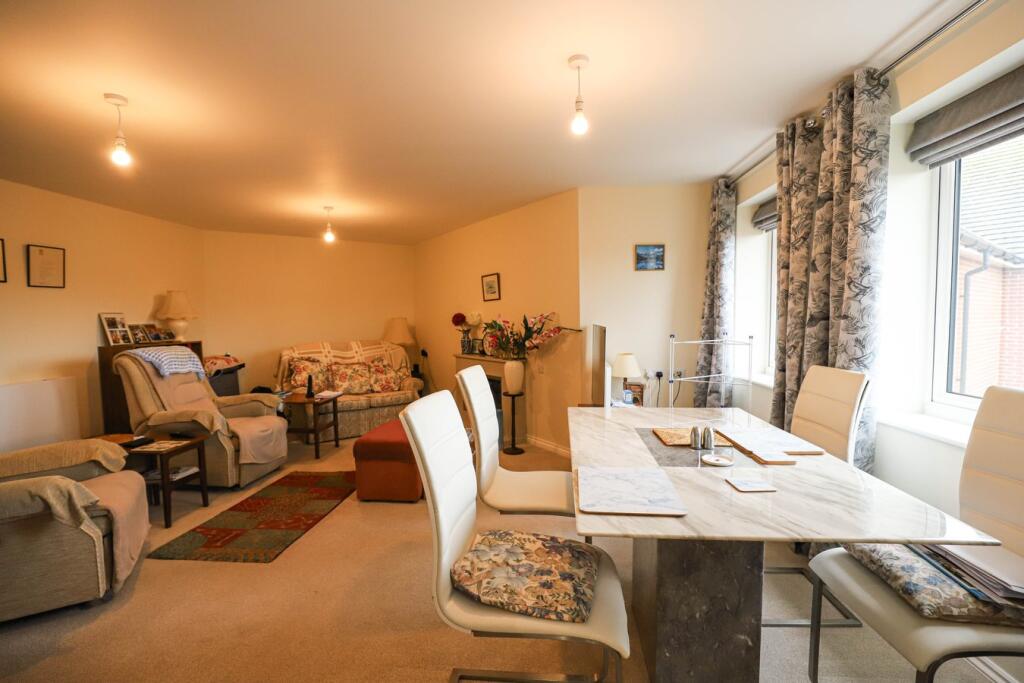 Lounge / Dining Area