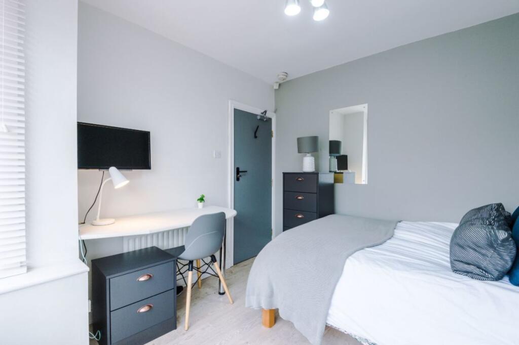 41TR - Bedroom