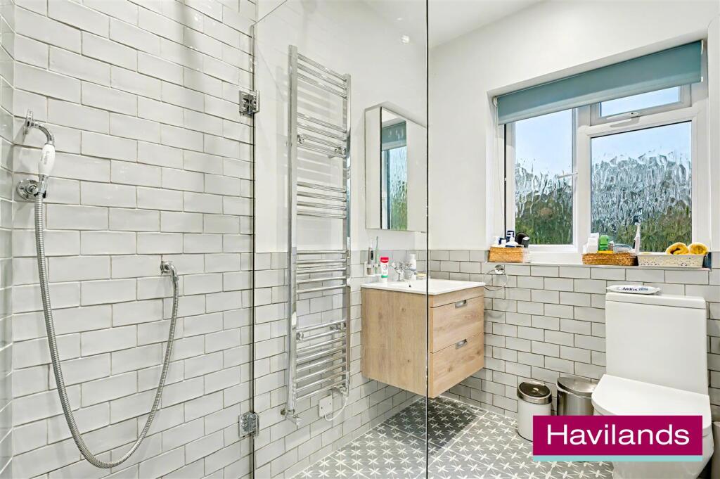 Hoodcote Gardens N21 2NE-14.jpg