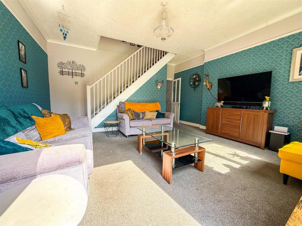ALTERNATE VIEW OF LOUNGE