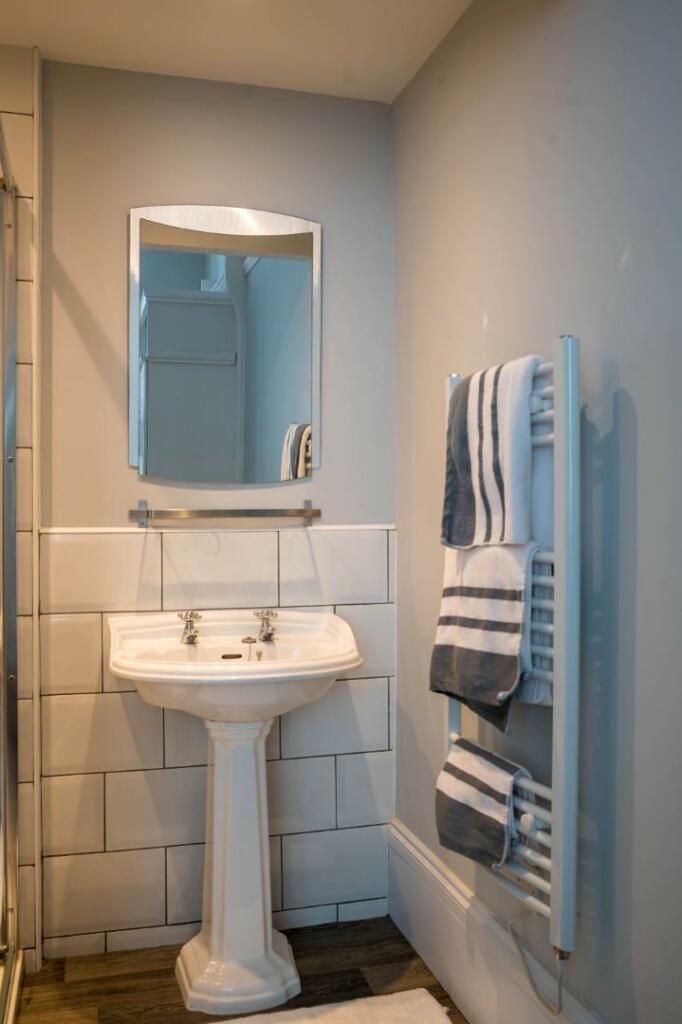 r2_shower_sink.jpg