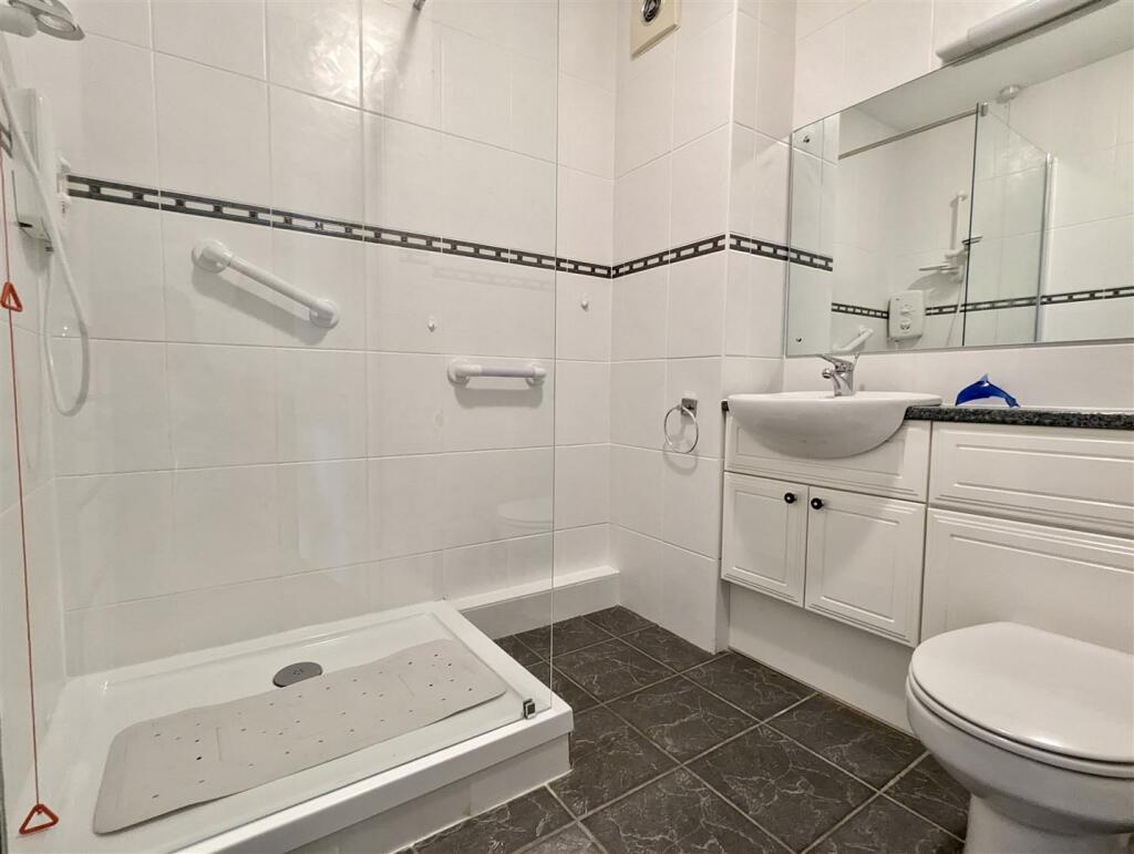 SHOWER ROOM/WC