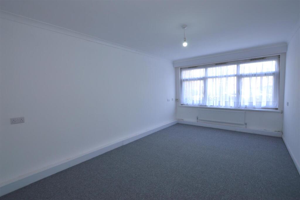 8 Grafton Close lounge.JPG