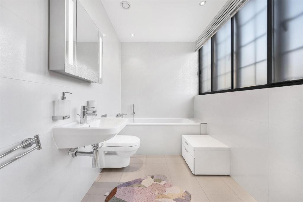 BATHROOM5.jpg
