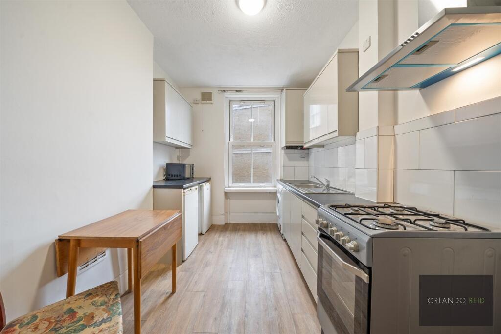 Flat 31, Victoria House SW8 1QT-11.jpg