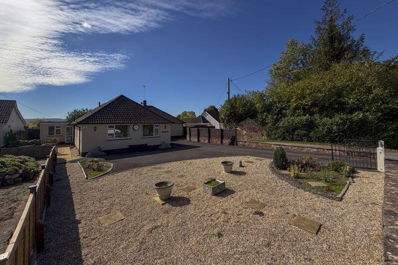 Front garden &amp; drive