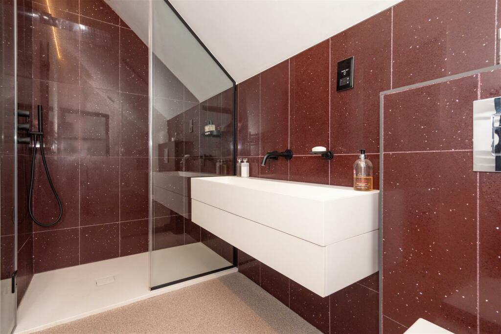 En Suite Shower Room.jpg