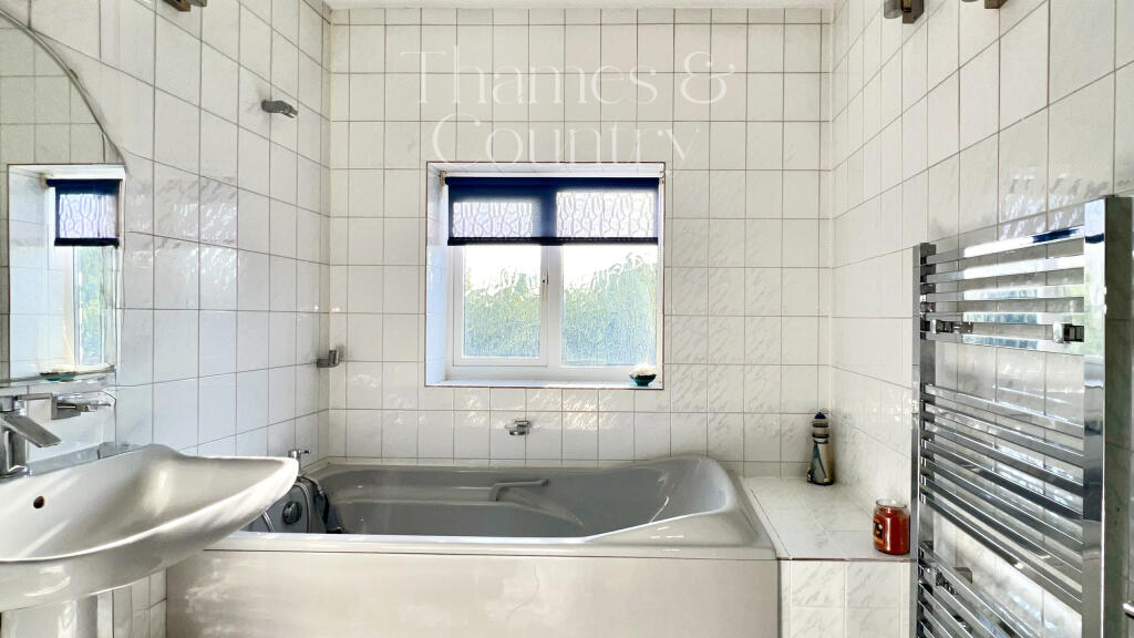 Family bathroom first floor