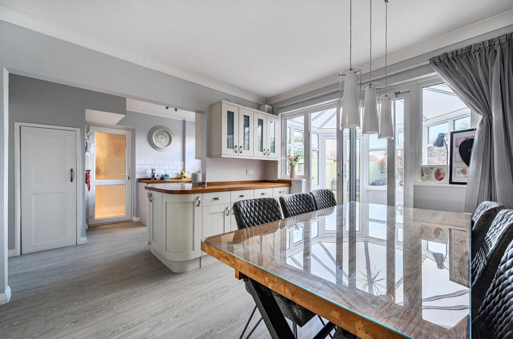 1393670-11-695d1c...