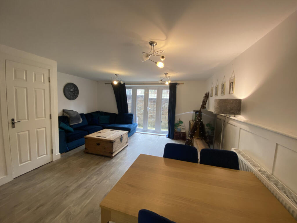 Lounge/Dining Area