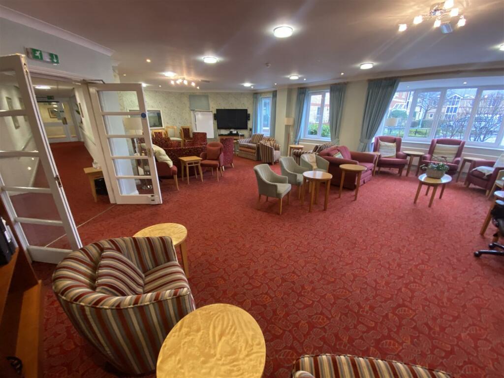 COMMUNAL LIVING ROOM