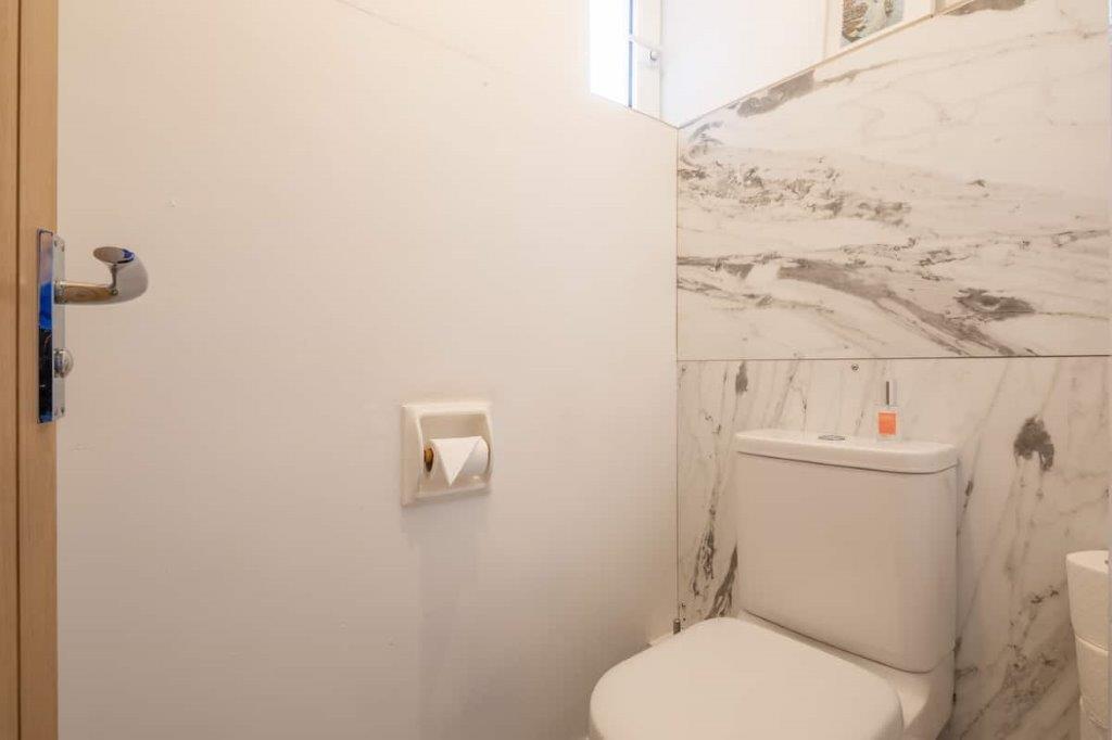 toilet 58aee460-f987-49c0-88ed-406af4f4d81a.jpg