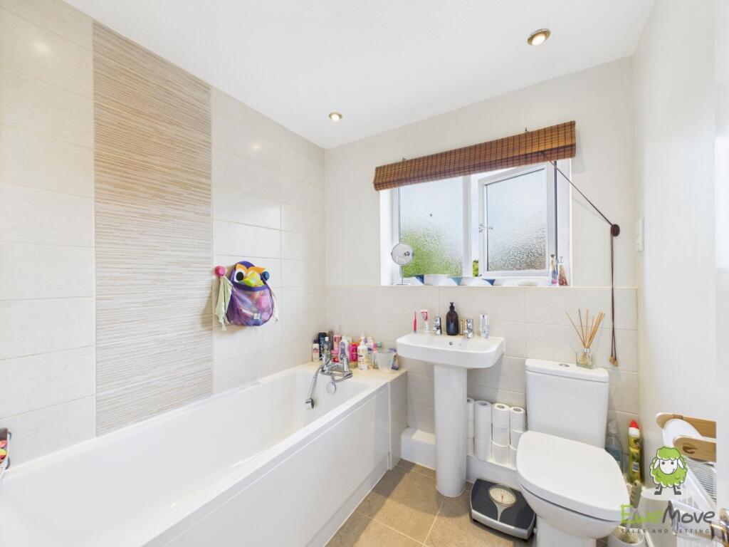 Family bathroom - Charlotte Thomasson Ewemove Whit