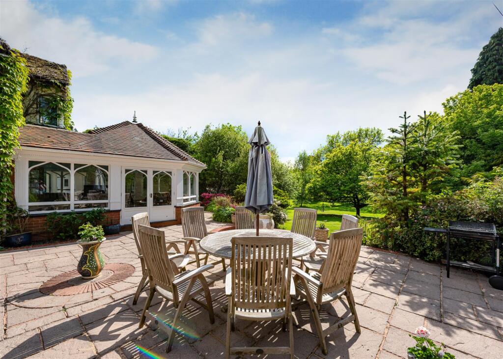 Natsfield House-garden13-MAY25.jpg