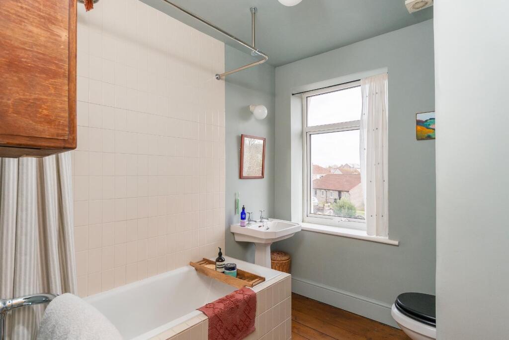 1K7RSH - Bathroom B.jpg