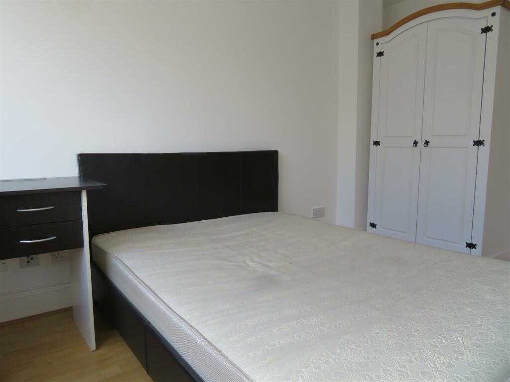 9 Kings House Bed1a.JPG