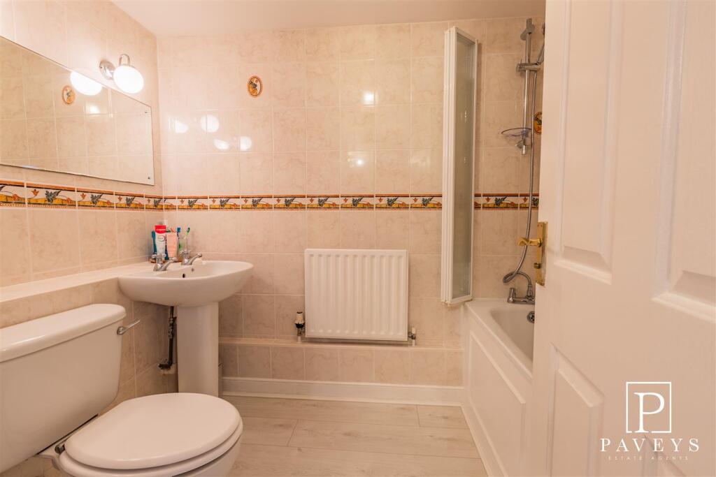 EN-SUITE BATHROOM