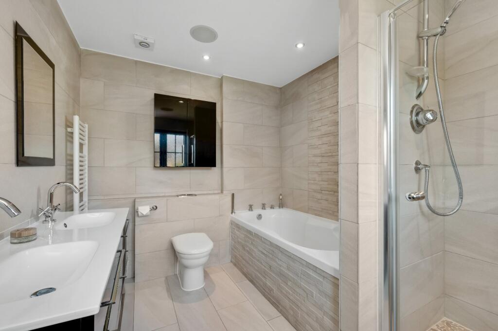 Main En Suite
