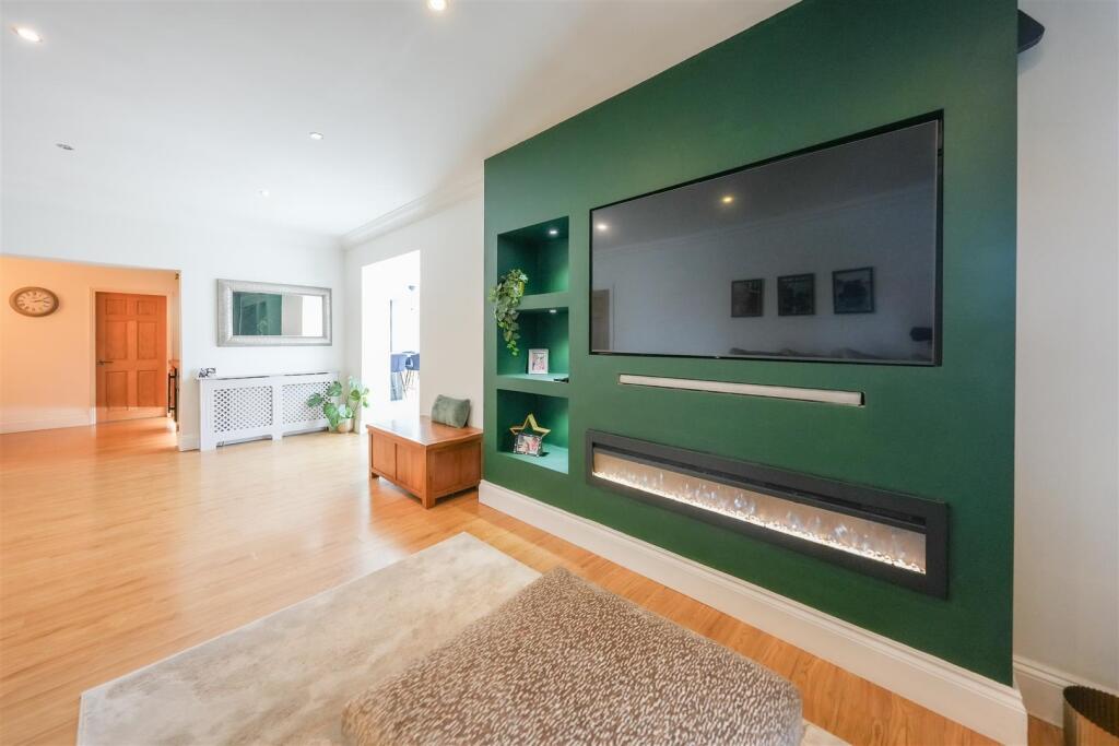 LIVING ROOM/FAMILY ROOM