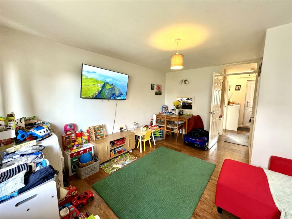 LIVING/DINING ROOM