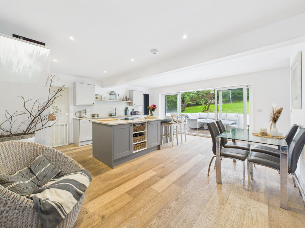 CAM05627G0-PR0019-STILL013