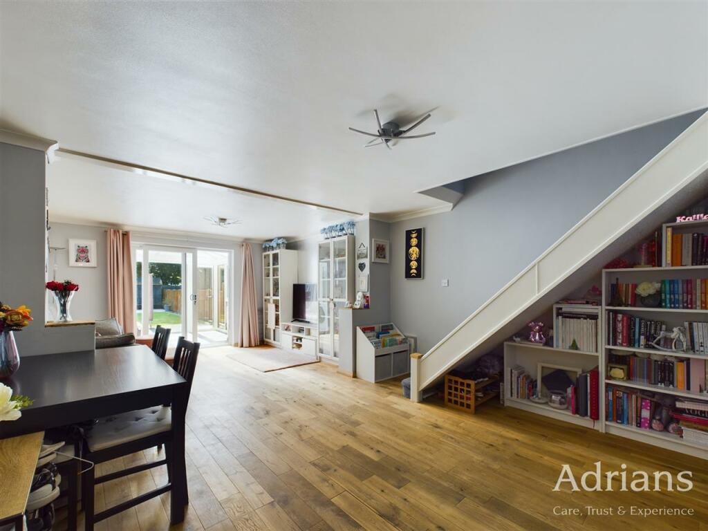 LOUNGE / DINING ROOM