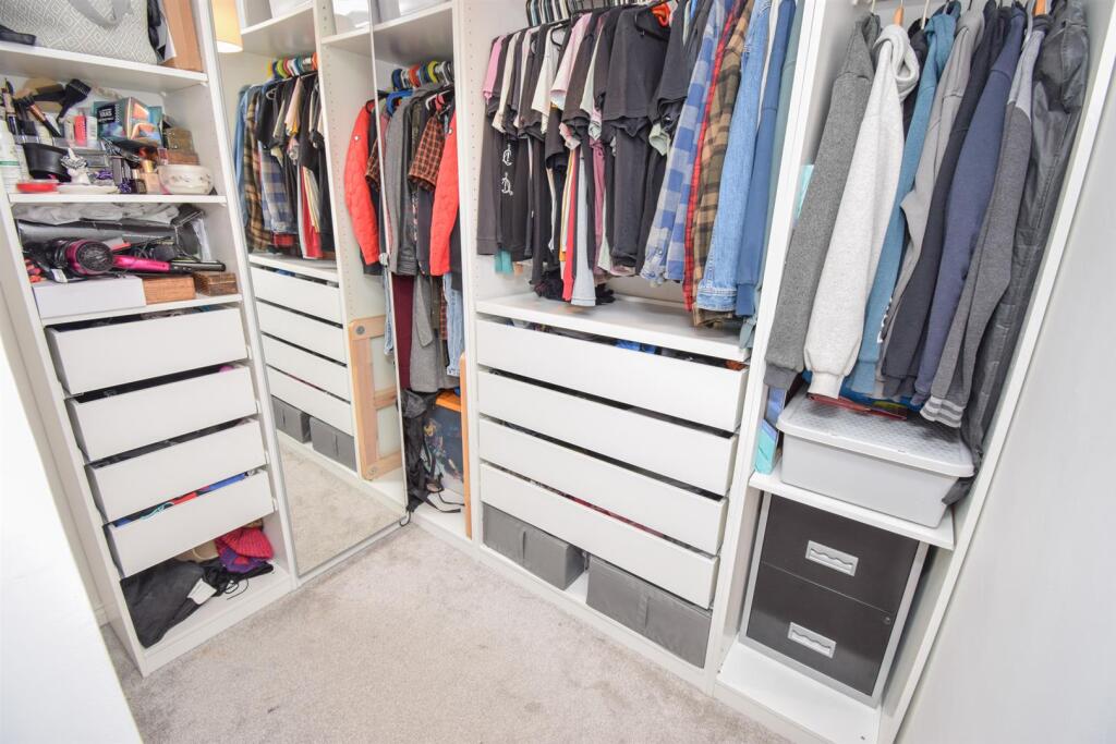 WALK-IN CUPBOARD