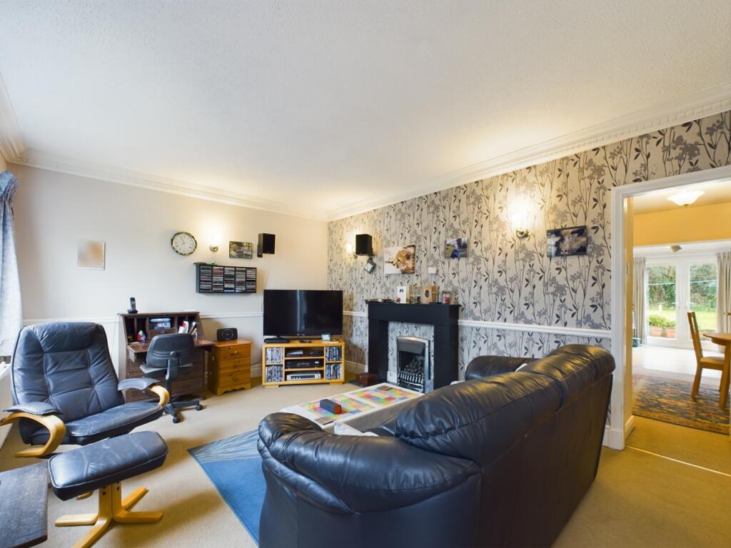 CAM02386G0-PR0112-STILL007