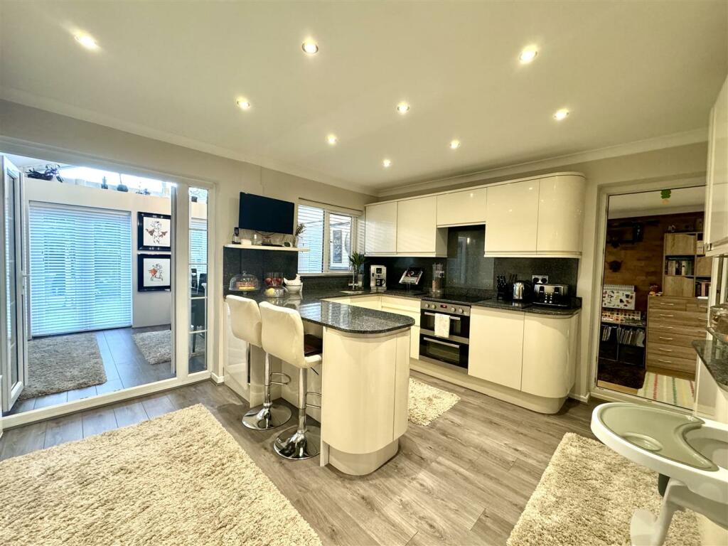 OPEN PLAN KITCHEN/BREAKFAST ROOM