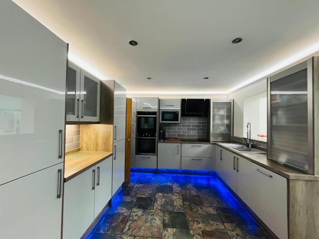 Kitchen 5.jpg