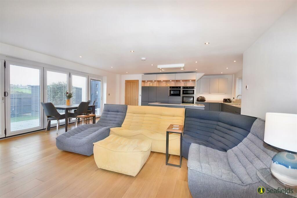 Open plan kitchen/living