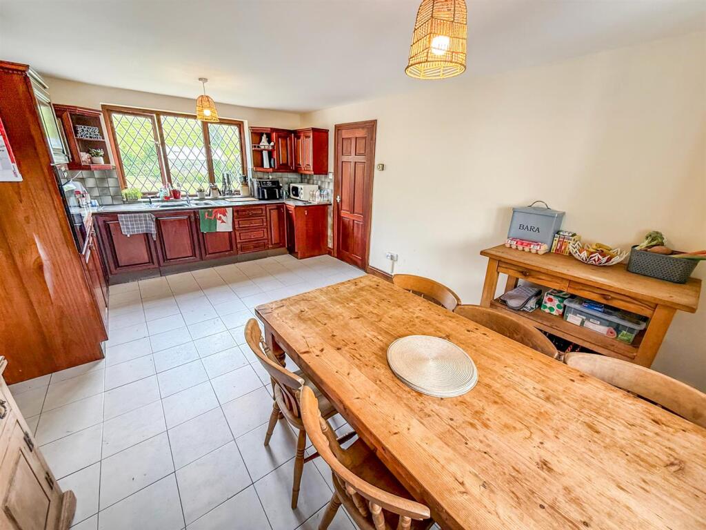Kitchen/ Dining Room