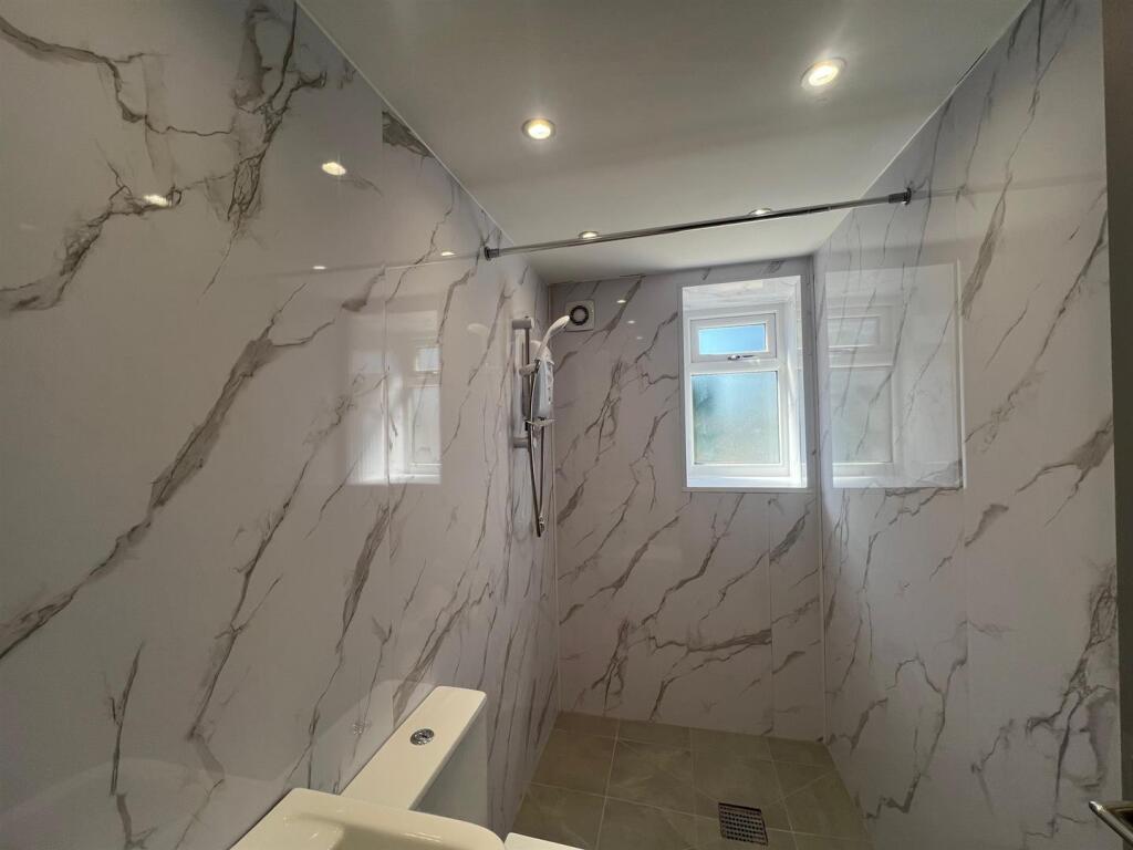Flat1 wetroom1.jpg