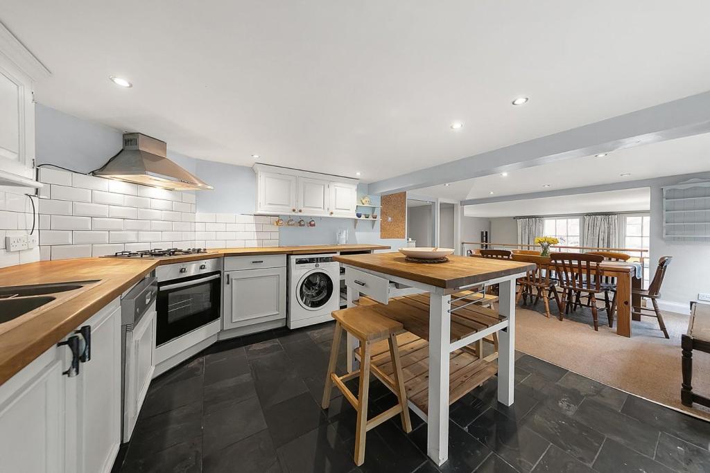 Kitchen (1).jpg