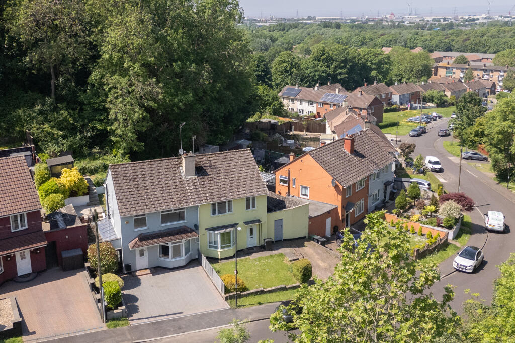 50MOORGROVE-DRONE