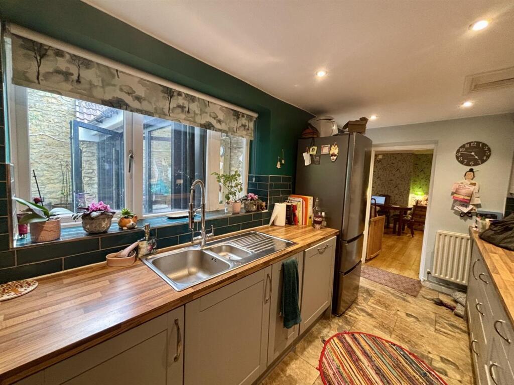 Kitchen 4.jpg