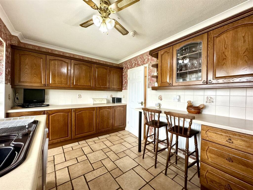 KITCHEN/BREAKFAST ROOM