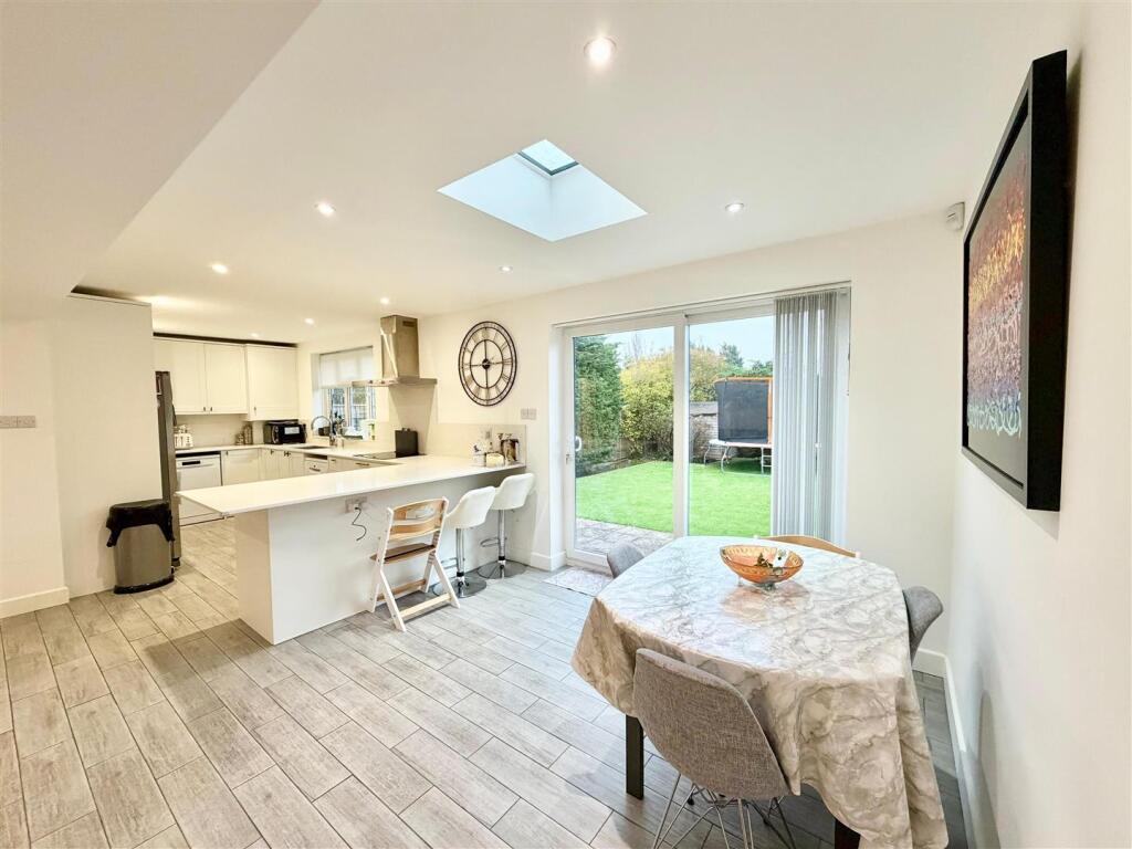 Living Room/Open Plan Kitchen/Diner: