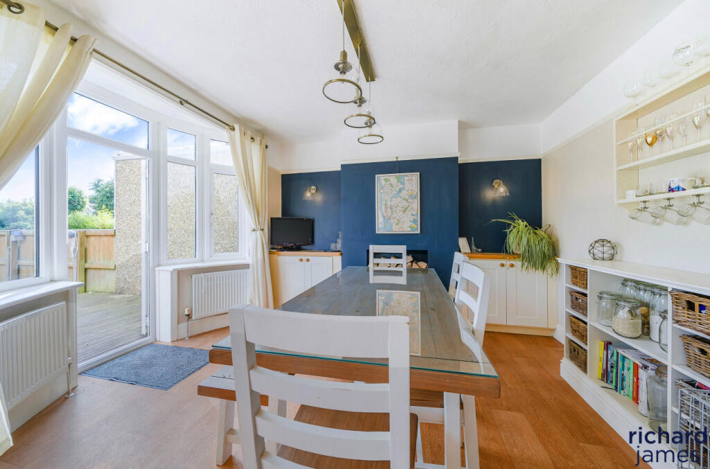 f5e93832-6c5e-4e3...