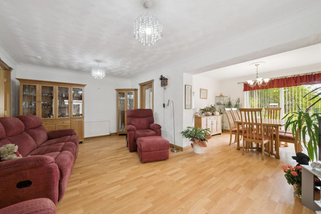 Lounge/Dining Area