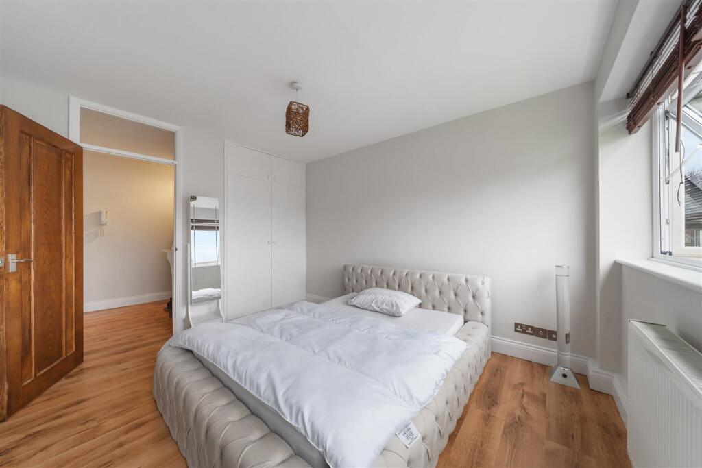 Albany Court N12 8NN-5.jpg