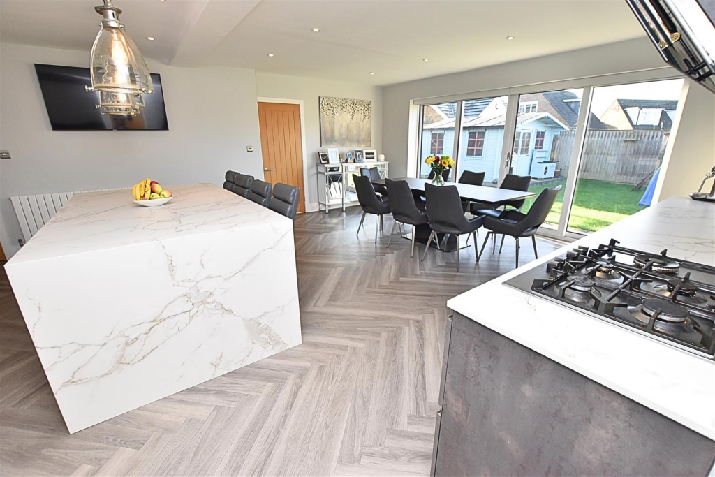 LIVING KITCHEN DINER