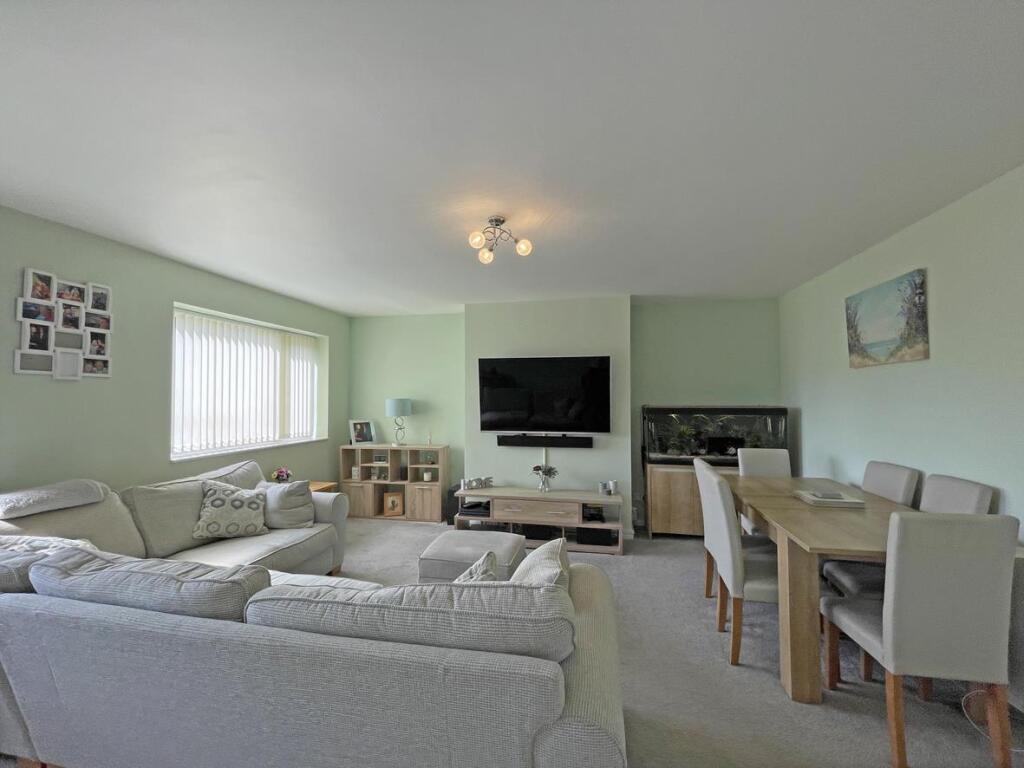 Congreve Gardens 7a Living Room 4.jpg