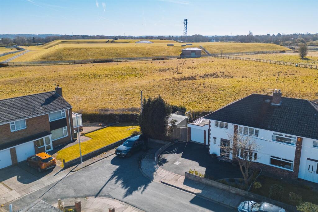 5 Axholme Close-6.jpg