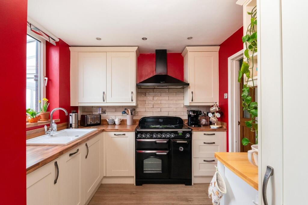 2Q6RKE - Kitchen C.jpg